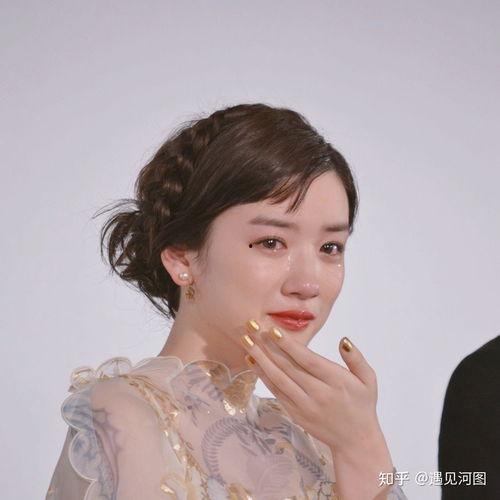 女明星网红的头像照片,光影交织下的时尚面孔