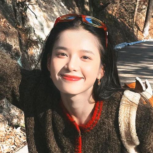 女明星网红的头像照片,光影交织下的时尚面孔