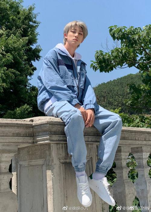 明星网红凉鞋男生穿搭,明星网红们的夏日时尚秘籍