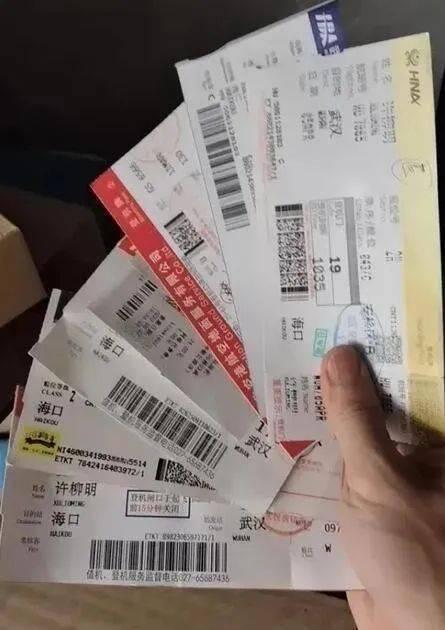 百色今日头条群众吃瓜,群众围观吃瓜现场！”