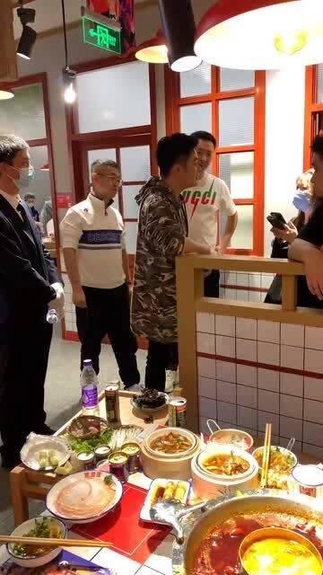 吃饭时偶遇明星网红,意外邂逅明星网红的温馨瞬间