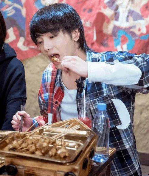 吃饭时偶遇明星网红,意外邂逅明星网红的温馨瞬间