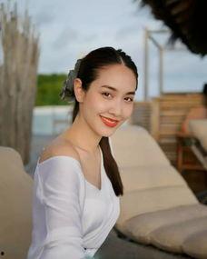 张嘉妮明星网红同台,跨界合作引关注